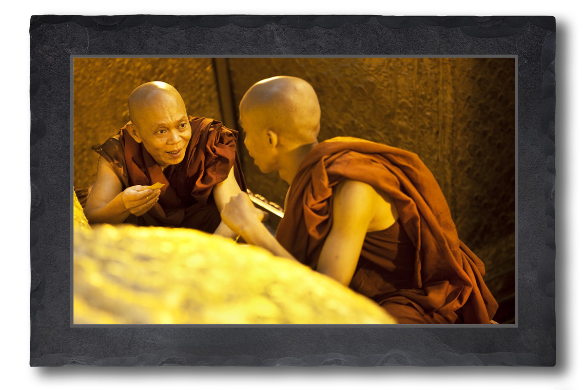 Mönche beim Goldenen Buddha