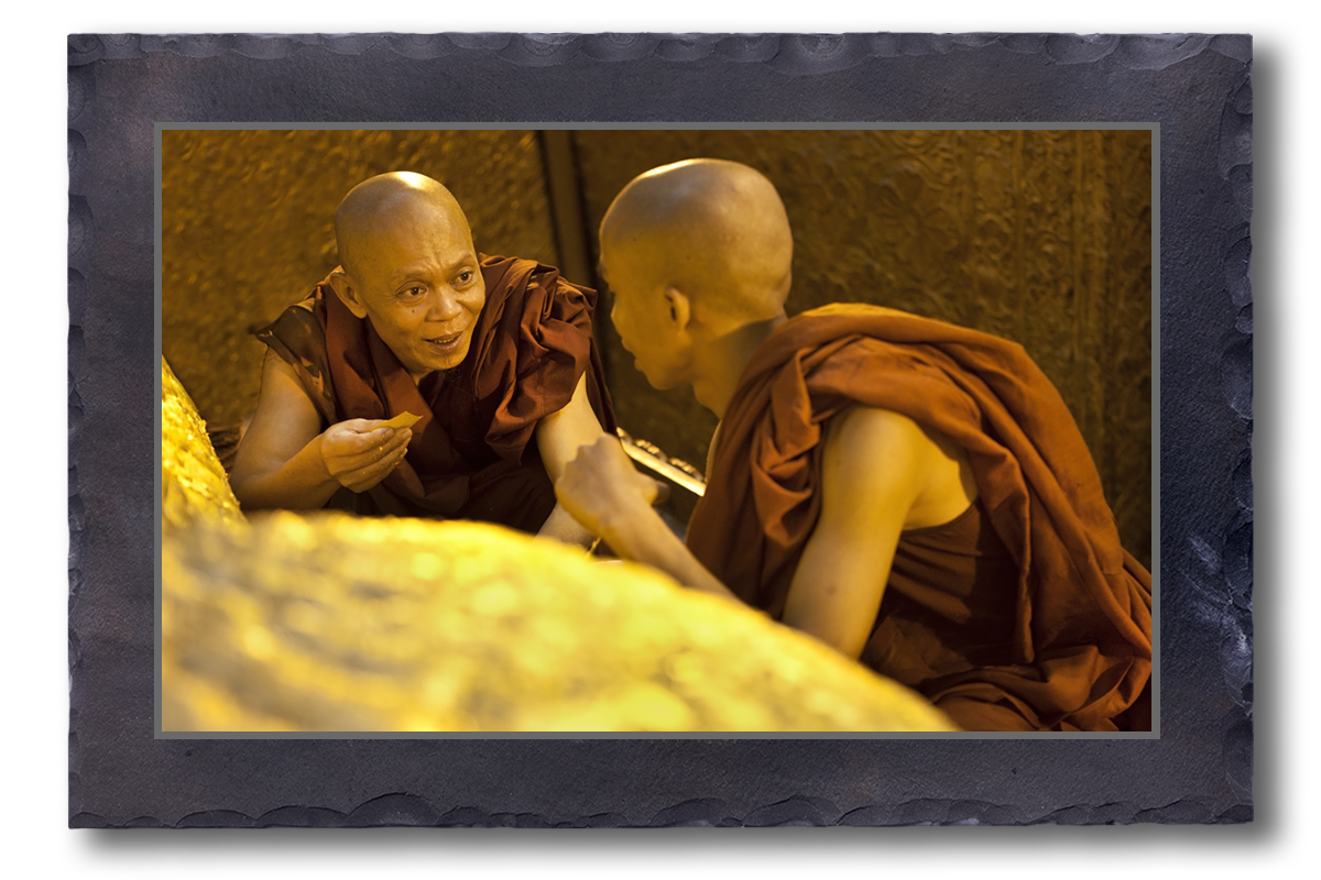 Mönche beim Goldenen Buddha